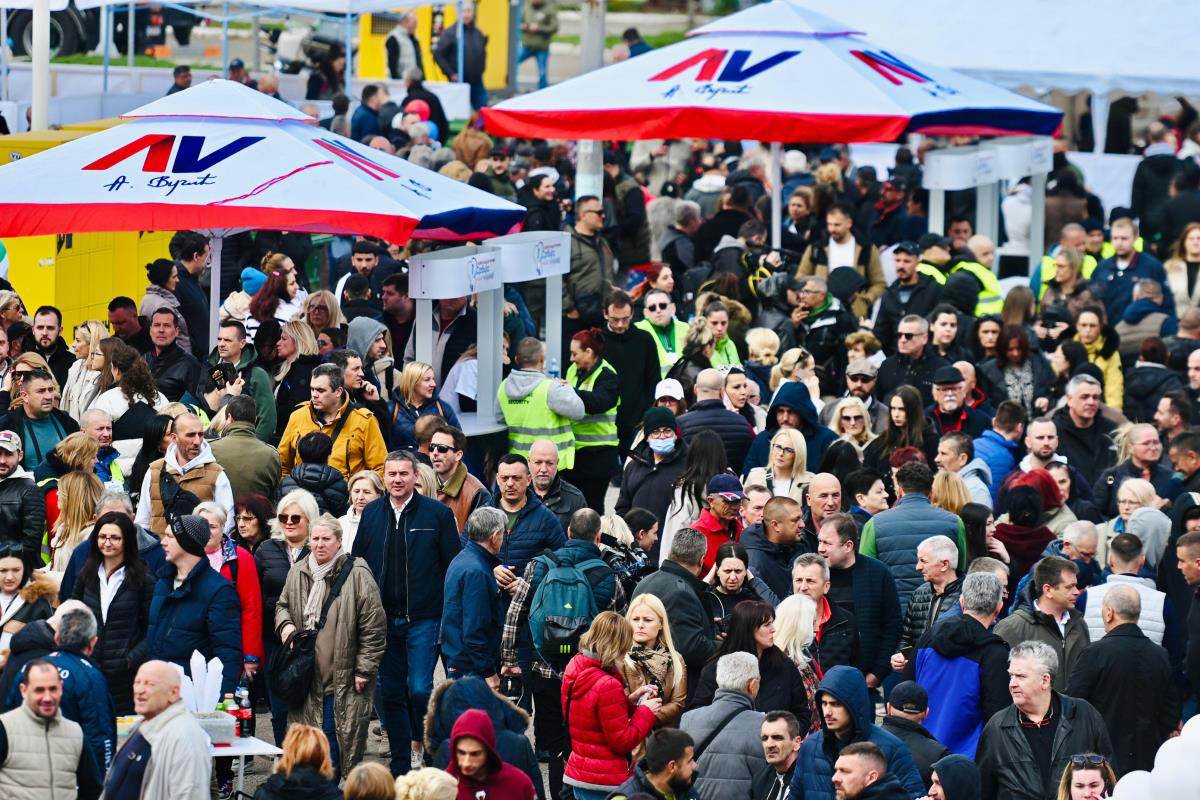 Velika gužva pred skup u Areni (6).jpg