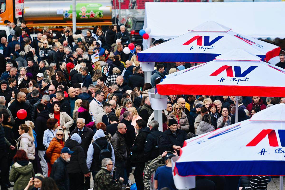 Velika gužva pred skup u Areni (7).jpg