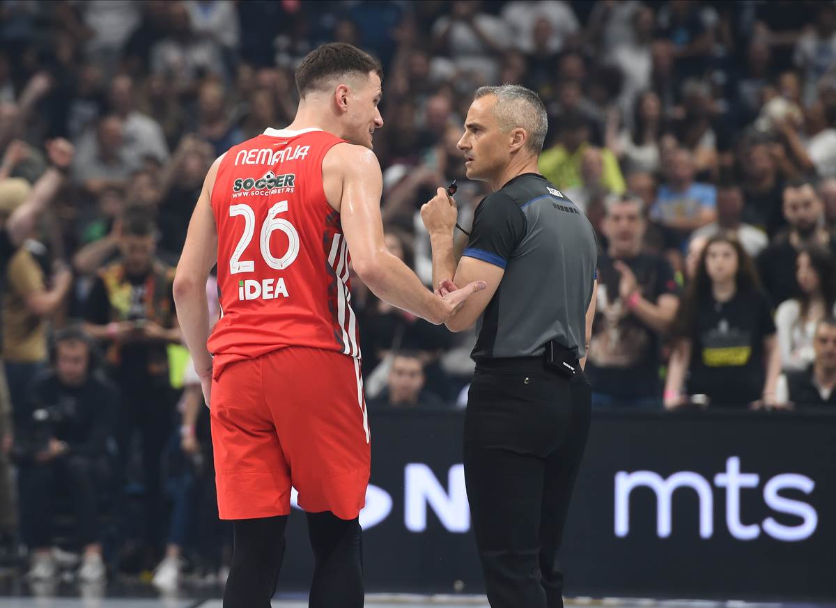 Sašo Petek u razgovoru sa Nemanjom Nedovićem na derbiju Partizan Zvezda
