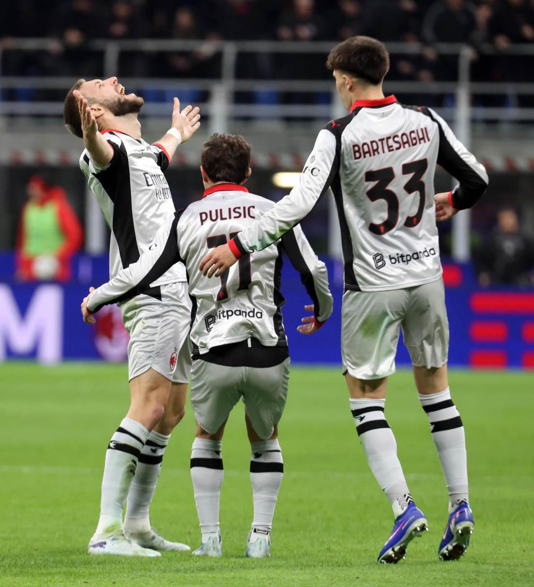 Strahinja Pavlović slavi gol za Milan sa Kristijanom Pulišićem