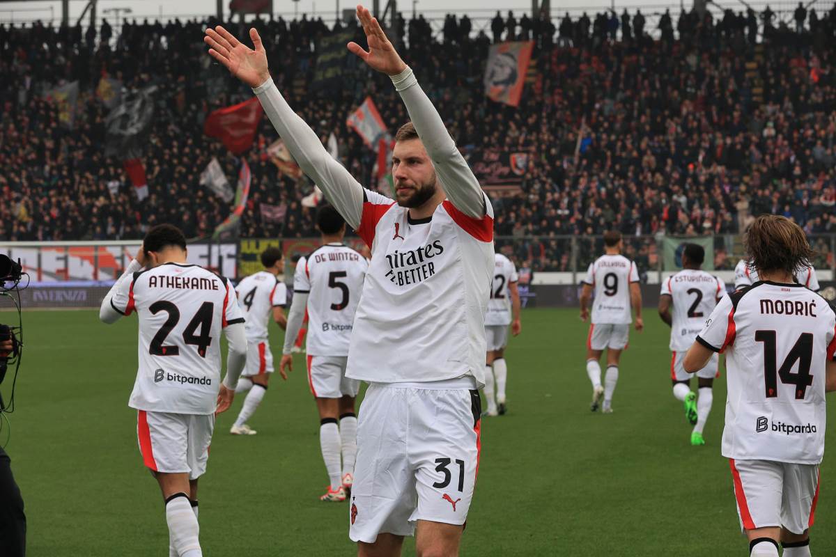 Strahinja Pavlović slavi gol sa navijačima Milana protiv Kremonezea