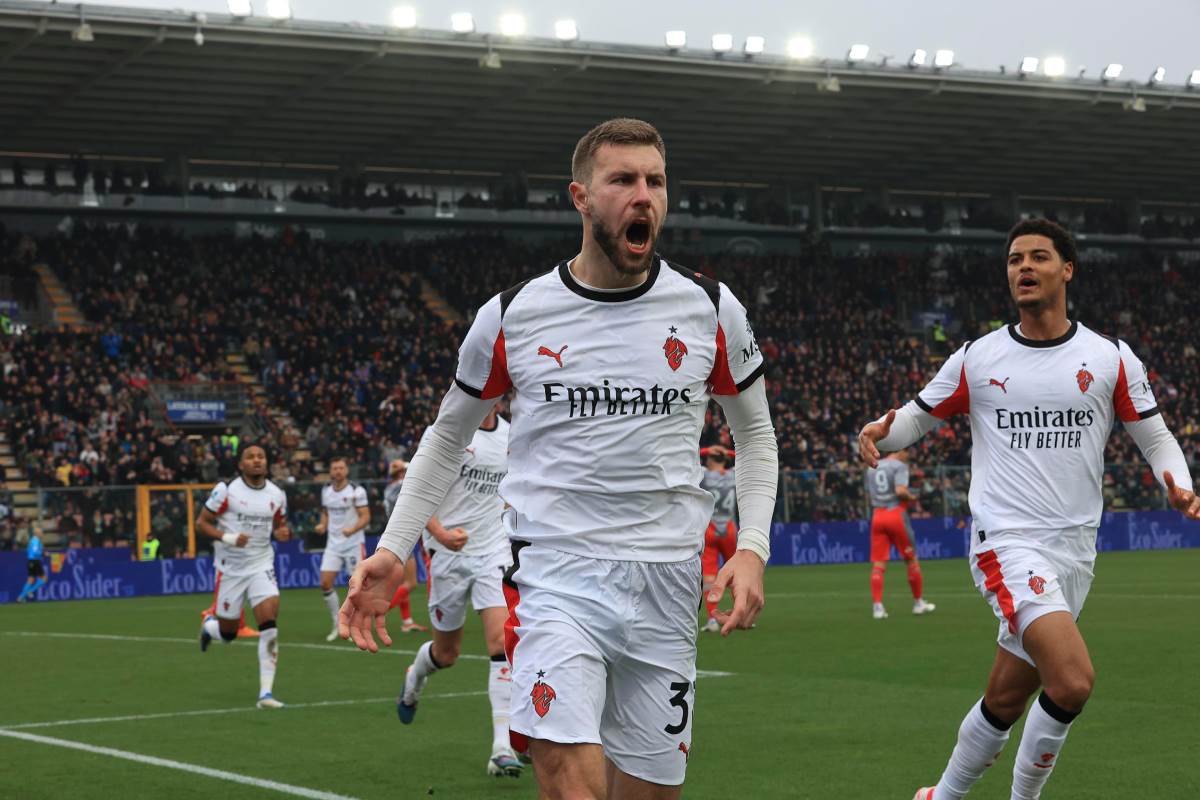 Strahinja Pavlović slavi gol za Milan protiv Kremonezea