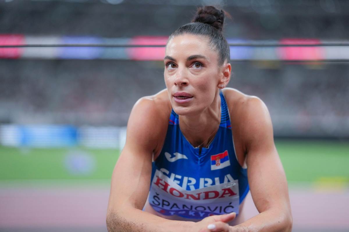 Ivana Španović u razgovoru sa trenerom na takmičenju u troskoku