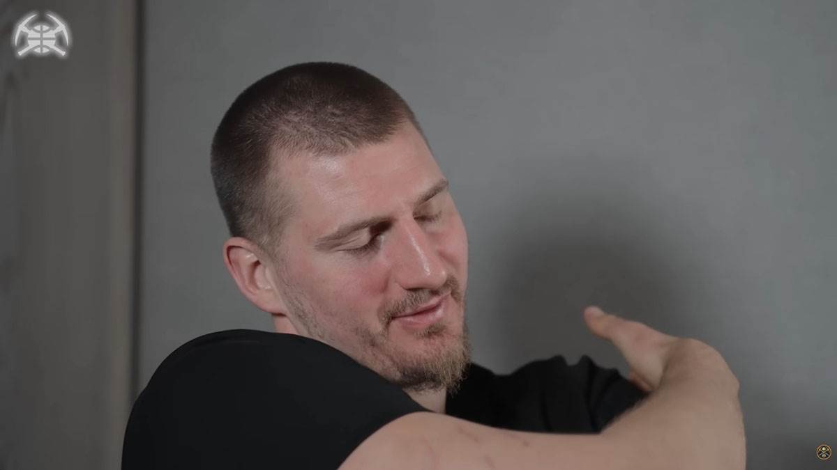 Nikola Jokić pokazuje ožiljke (1).jpg