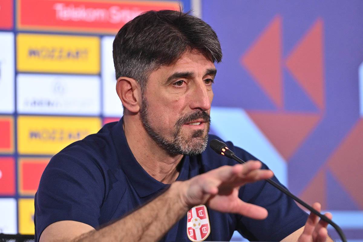 Veljko Paunović konferencija pred prijateljske mečeve (2).jpg