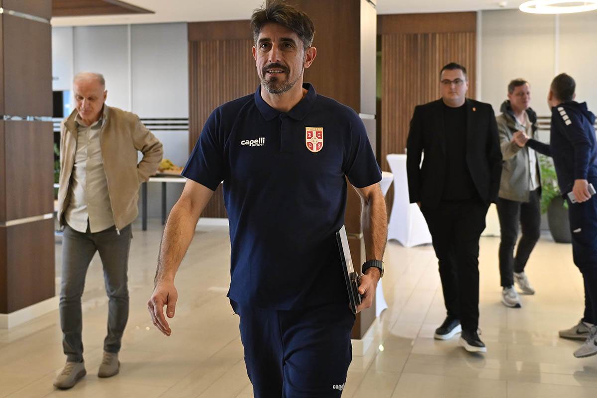 Veljko Paunović konferencija pred prijateljske mečeve (13).jpg