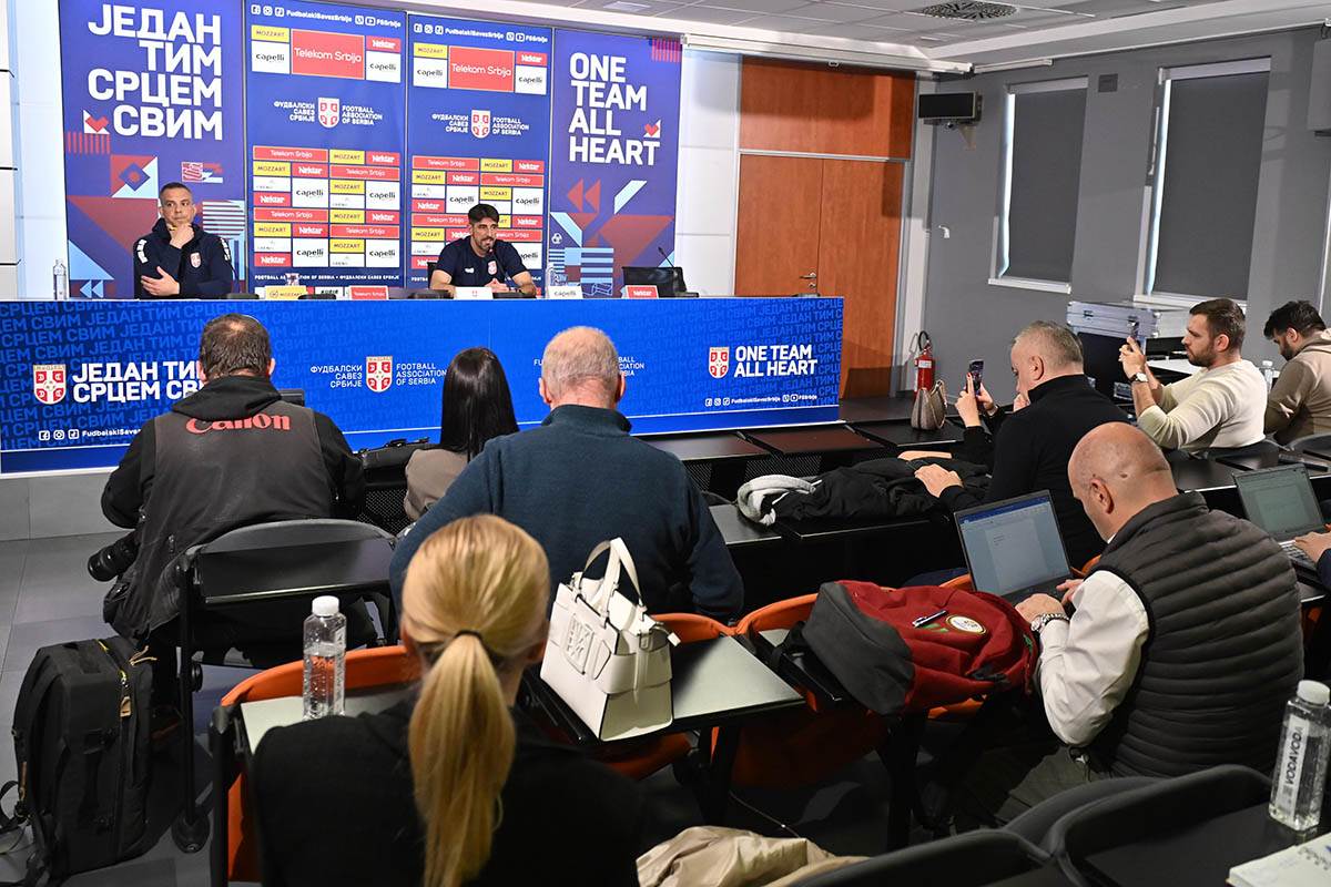 Veljko Paunović konferencija pred prijateljske mečeve (16).jpg