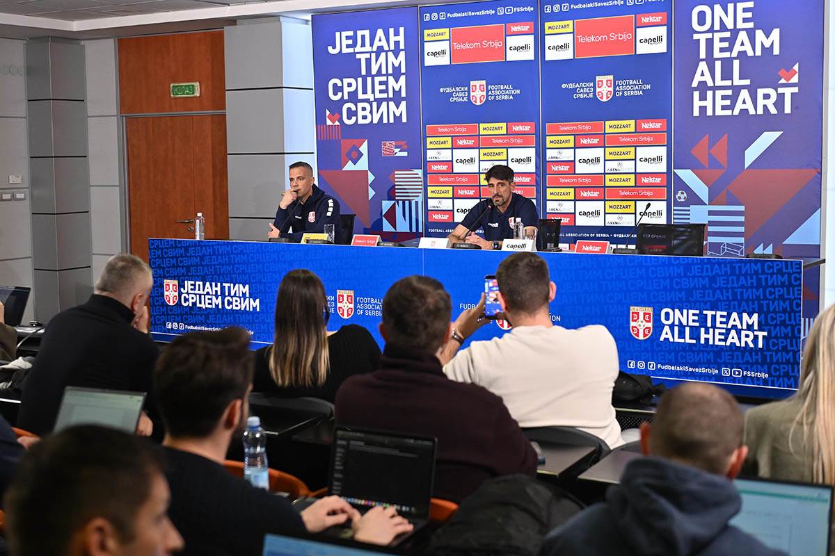 Veljko Paunović konferencija pred prijateljske mečeve (17).jpg