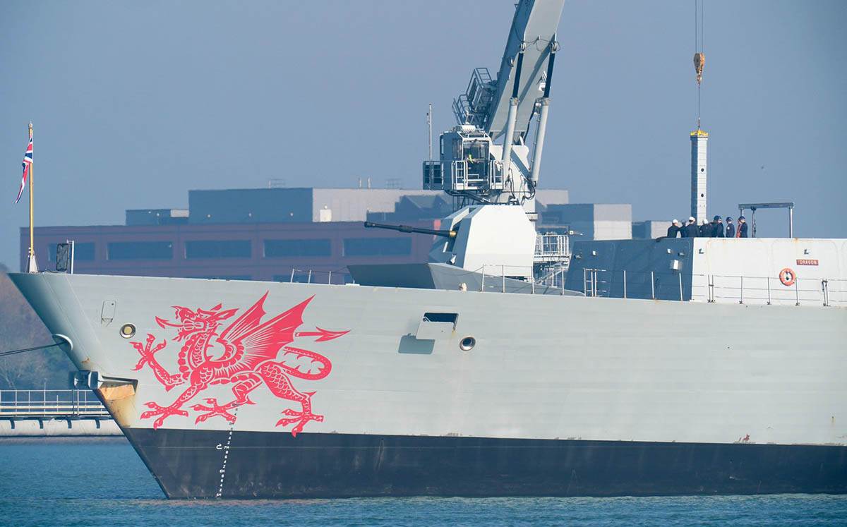 Britanski razarač HMS Dragon