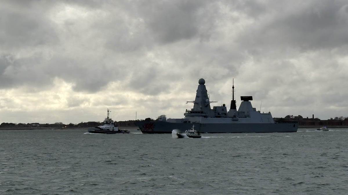 Britanski razarač HMS Dragon