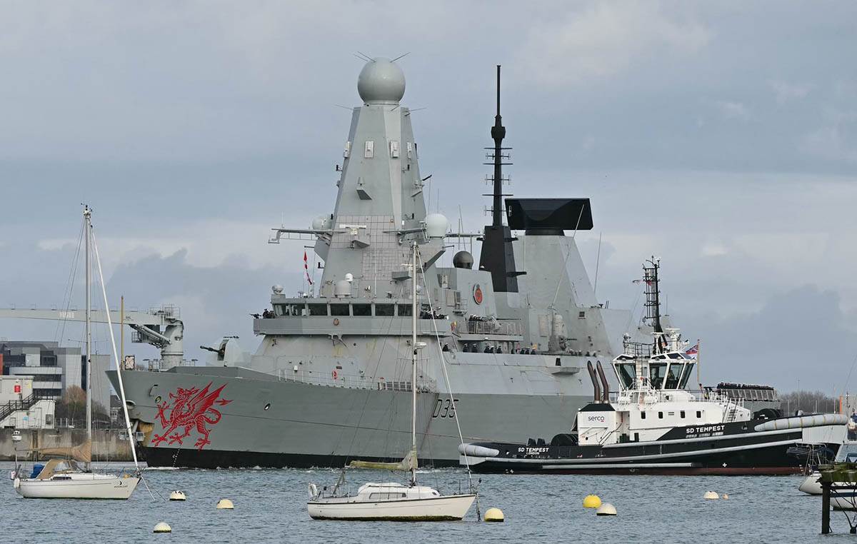 Britanski razarač HMS Dragon