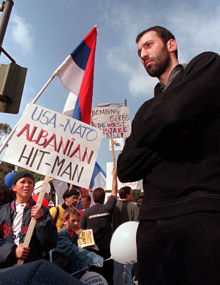 Vlade Divac na demonstracijama.