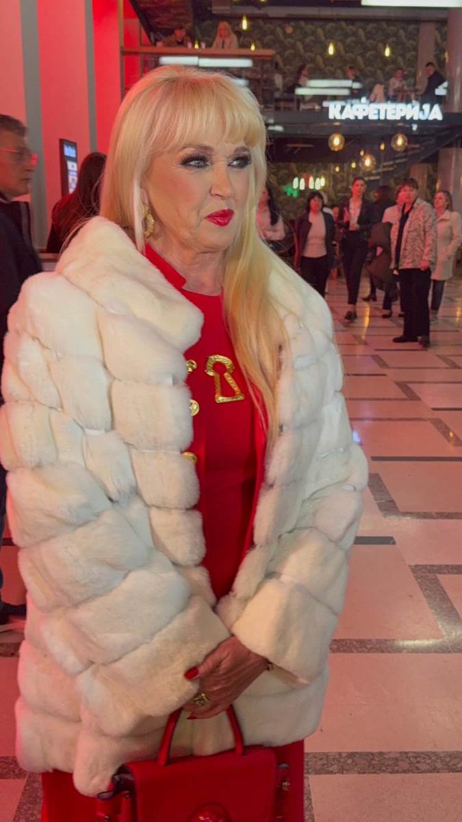 Branka Sovrlic medju prvima stigla na koncert Snezane Djurisic (2).jpeg