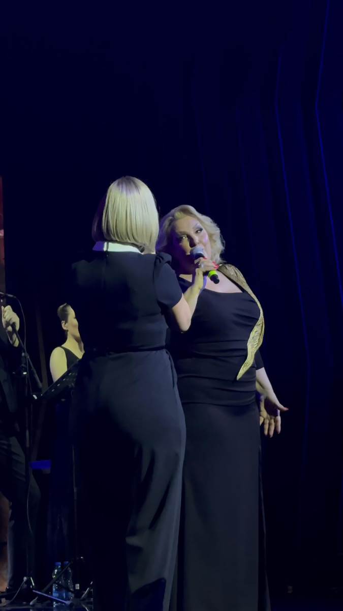 Cerka Snezane Djurisic joj se pridruzila na bini, pevacica nikad emotivnija (1).jpg