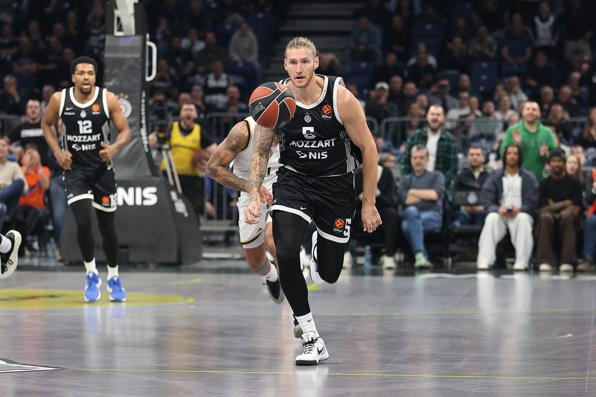 Dilan Osetkovski vodi loptu na Partizan ASVEL