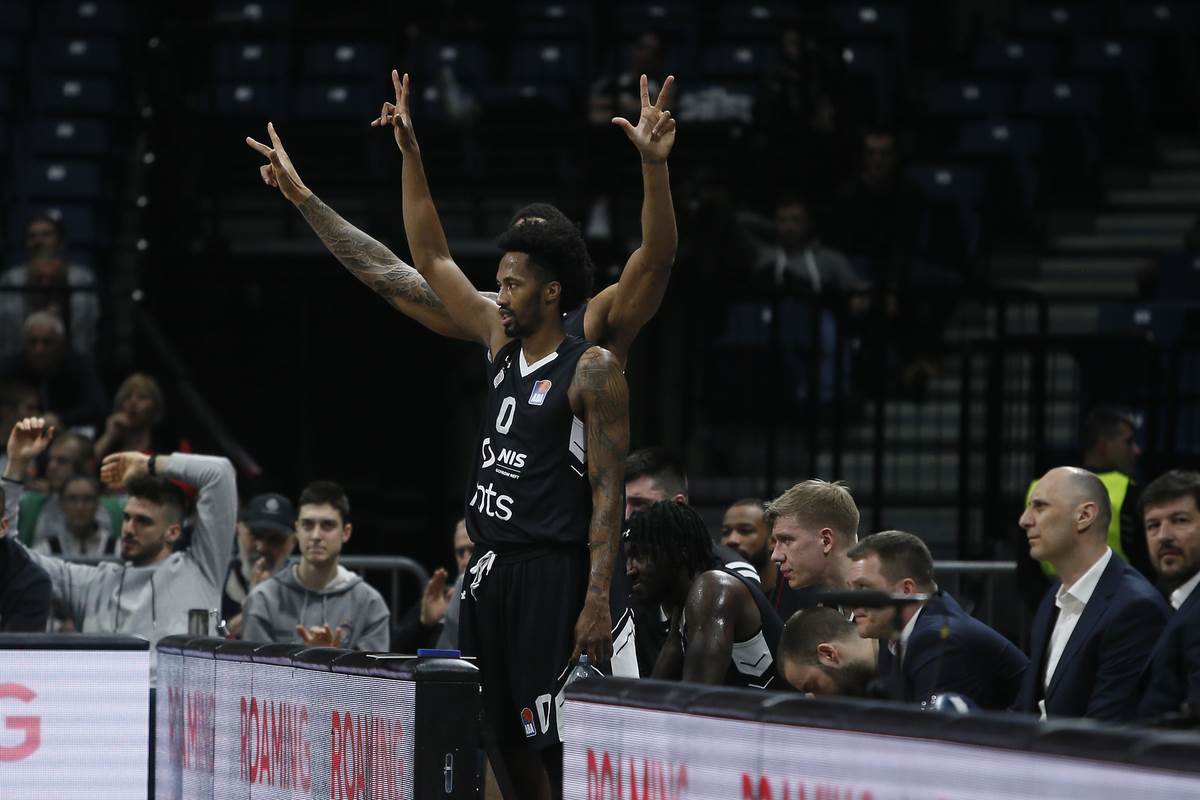 Brajan Angola u dresu Partizana