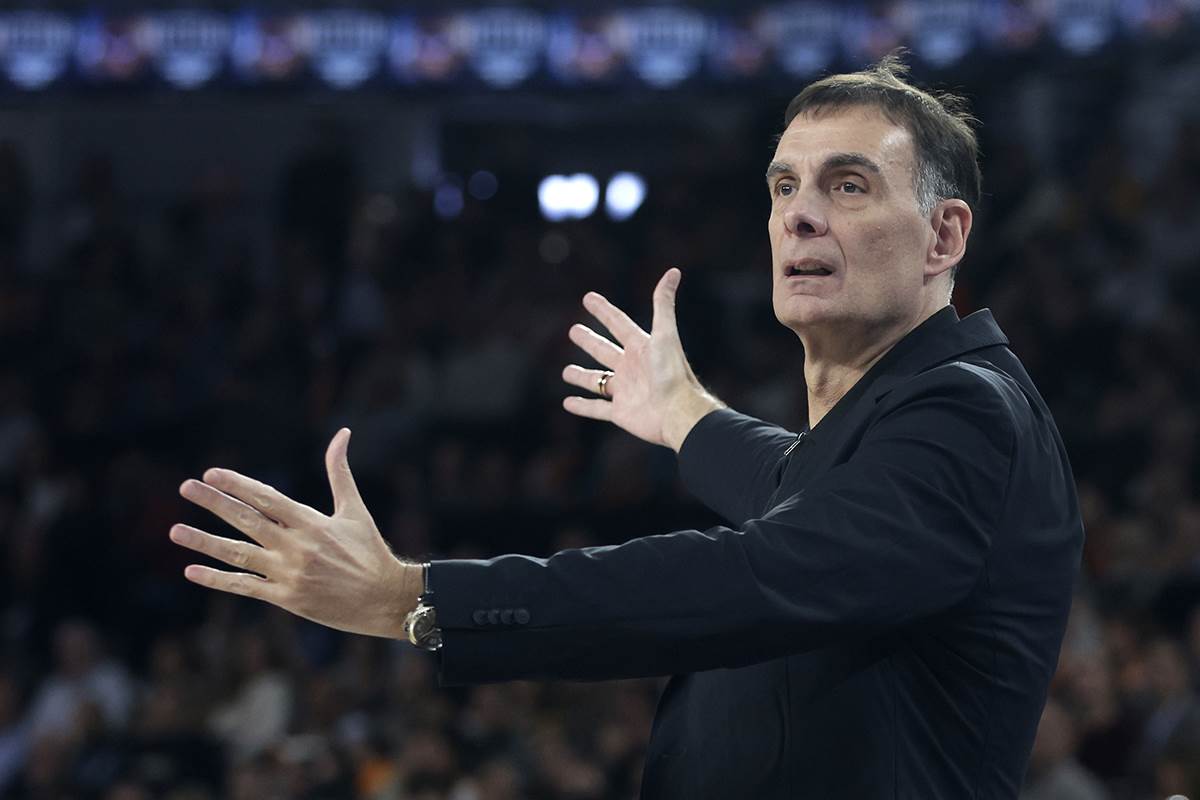 Jorgos Barcokas širi ruke.