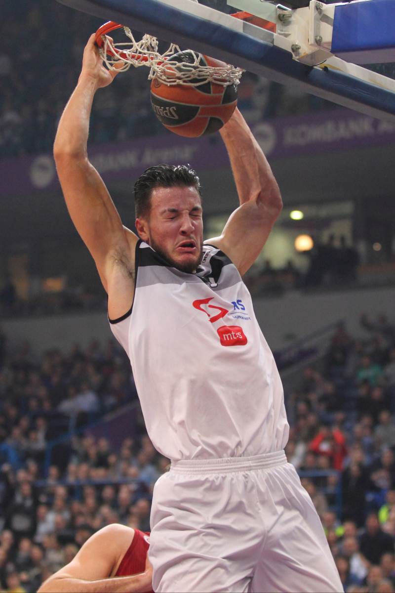 Žofri Lovernj zakucava