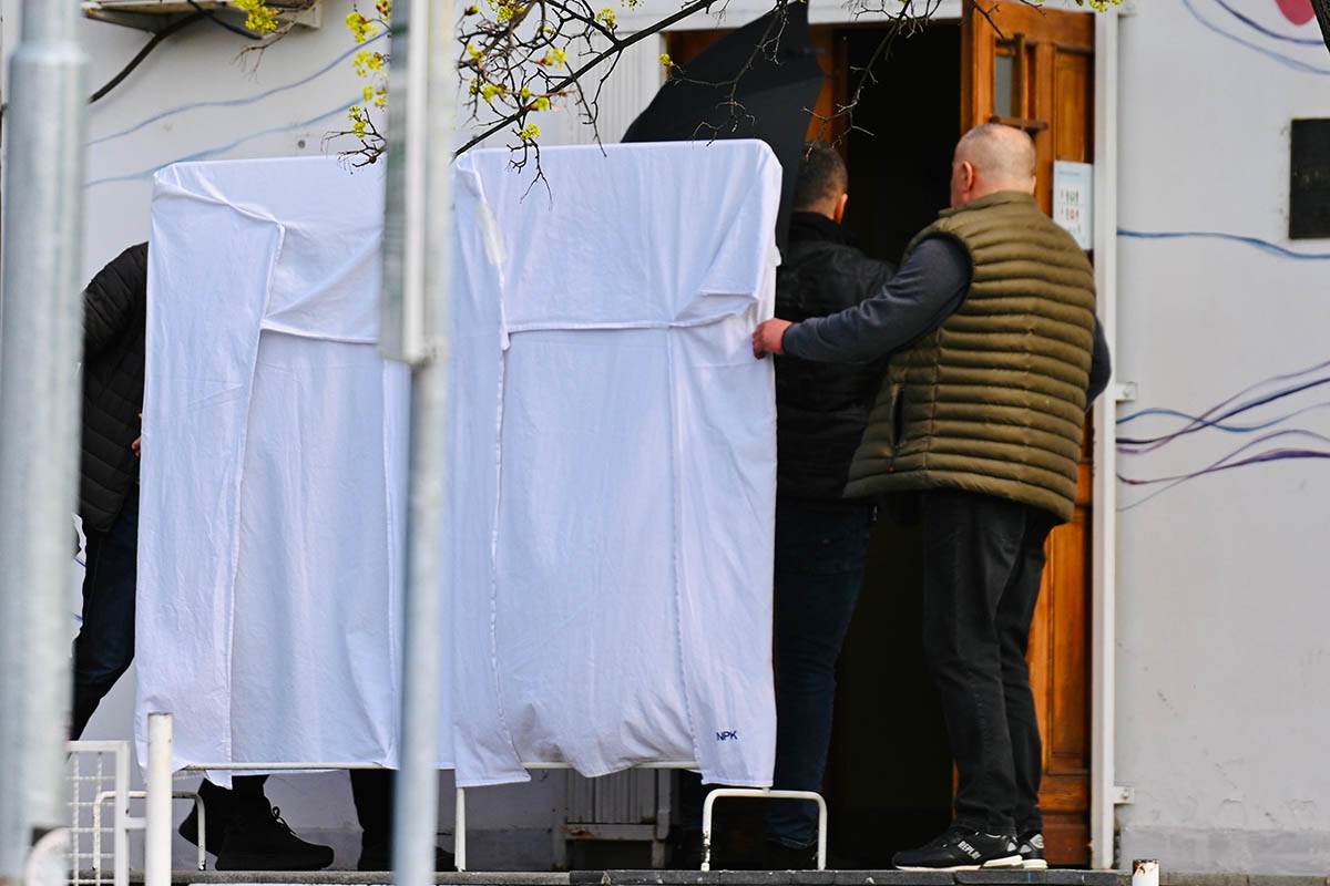 Dečak ubica vraćen u kliniku posle saslušanja (10).jpg