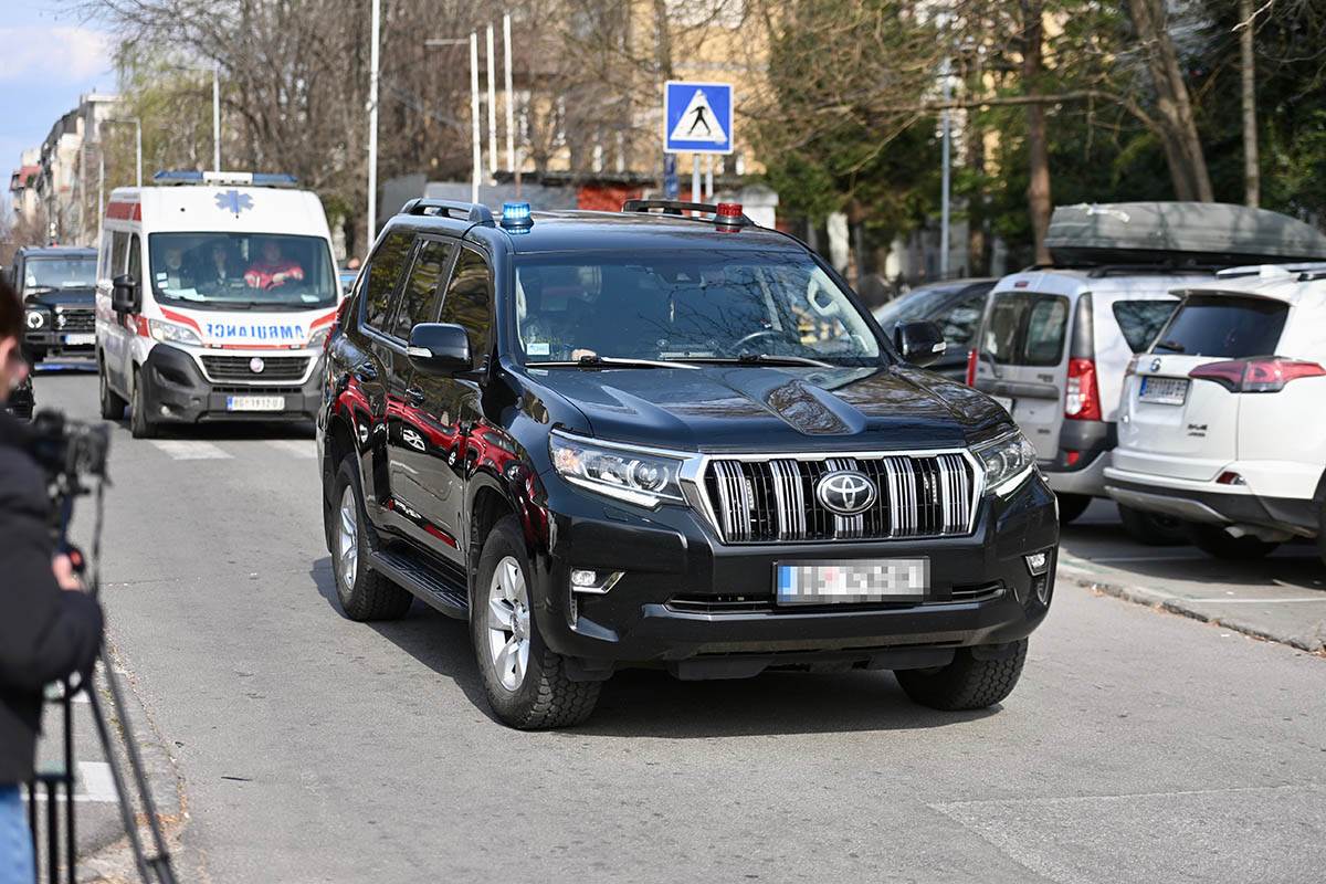 Dečak ubica vraćen u kliniku posle saslušanja (11).jpg