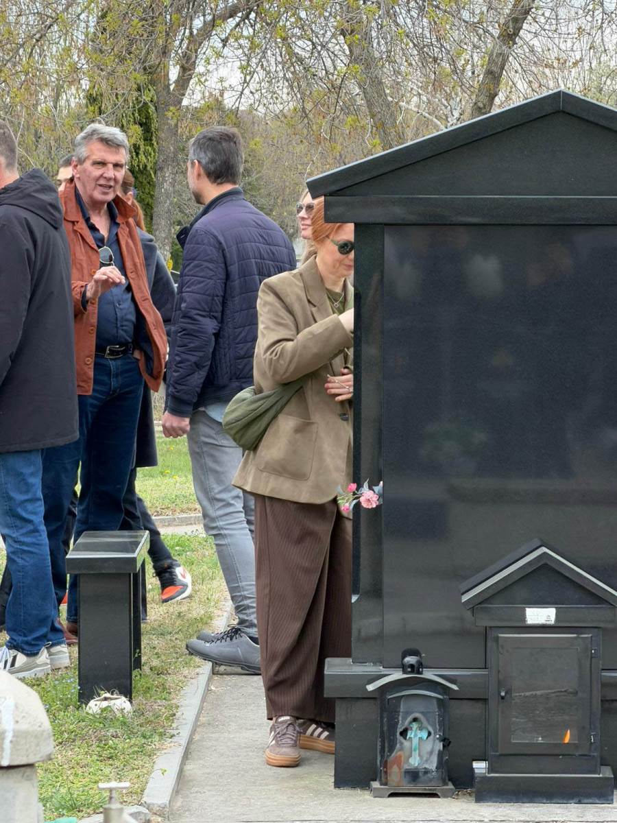 Glumice Jelena i Milica ljube spomenik Marinku Madzgalju (2).jpg