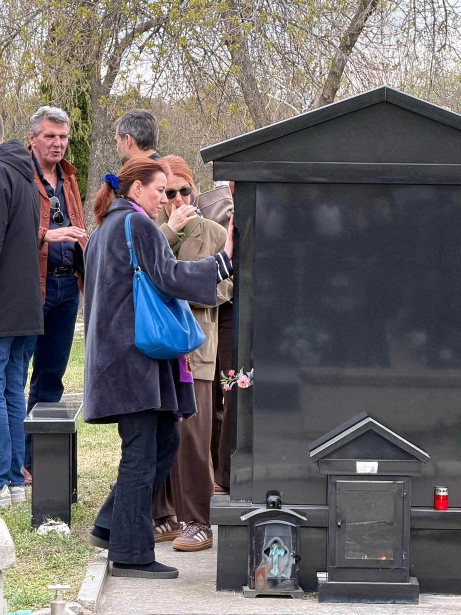 Glumice Jelena i Milica ljube spomenik Marinku Madzgalju (3).jpg