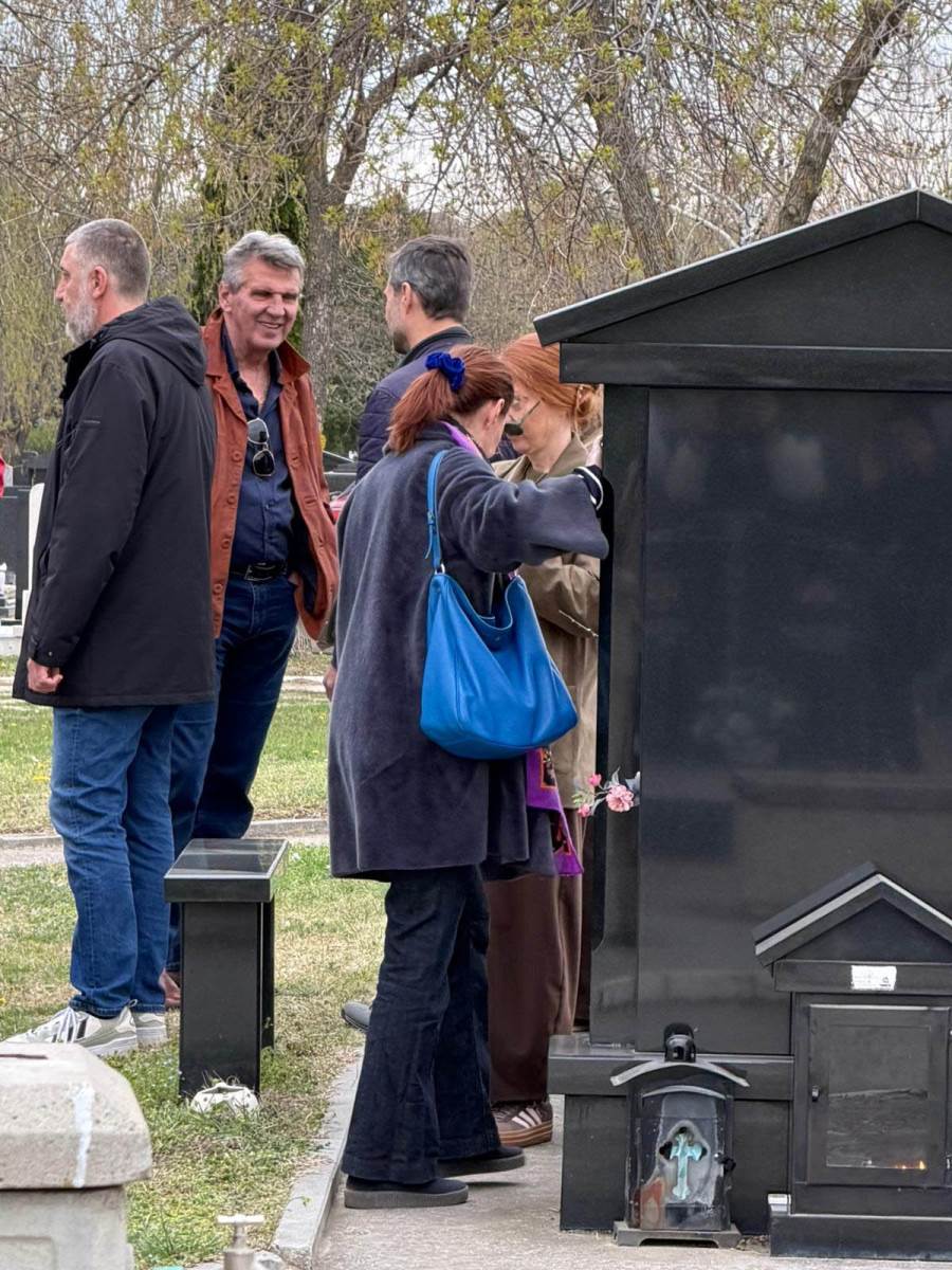 Glumice Jelena i Milica ljube spomenik Marinku Madzgalju (4).jpg