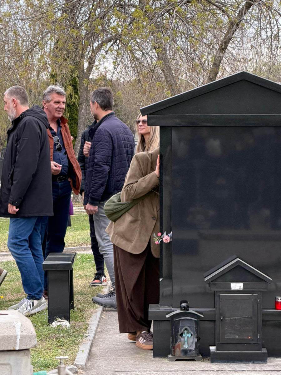 Glumice Jelena i Milica ljube spomenik Marinku Madzgalju (5).jpg