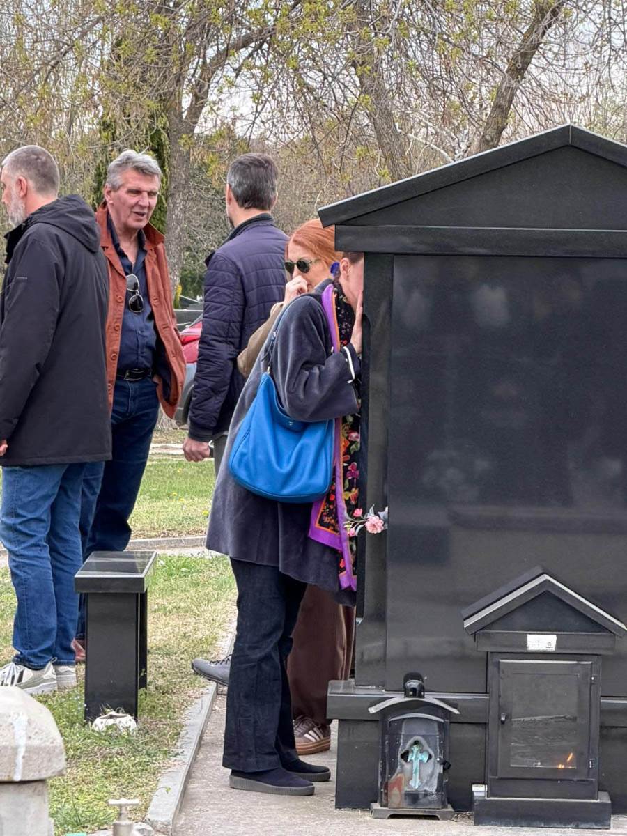 Glumice Jelena i Milica ljube spomenik Marinku Madzgalju (1).jpg