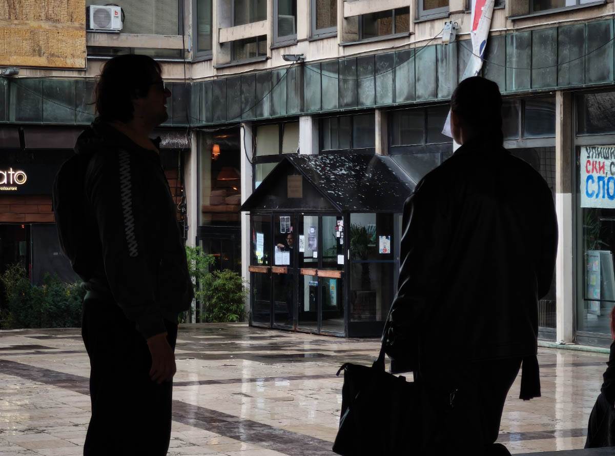 Plato ispred Filozofskog fakulteta (1).jpg