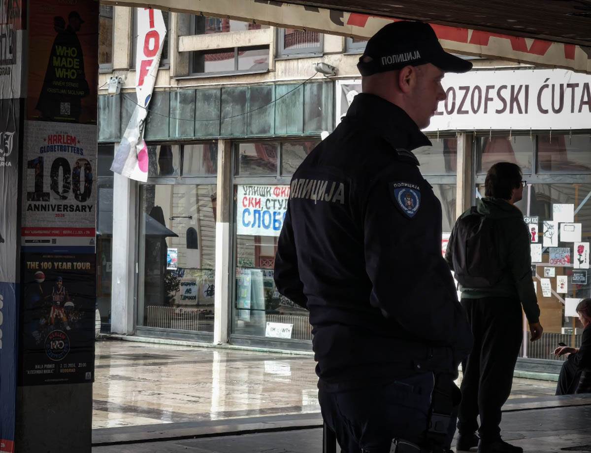 Plato ispred Filozofskog fakulteta (2).jpg