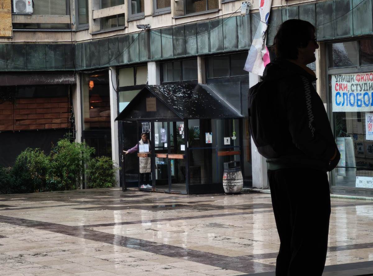 Plato ispred Filozofskog fakulteta (5).jpg