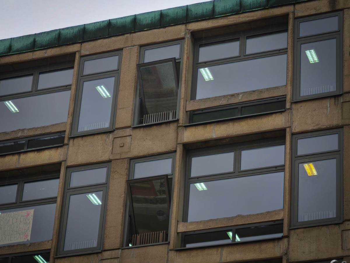 Plato ispred Filozofskog fakulteta (6).jpg