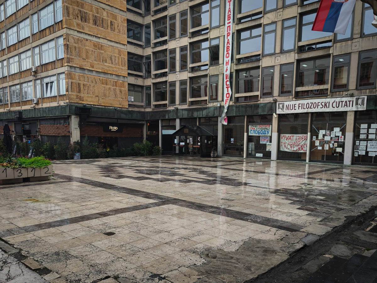 Plato ispred Filozofskog fakulteta (7).jpg