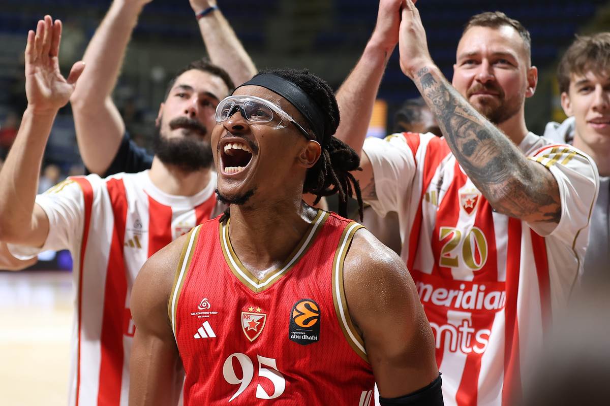 Čima Moneke proslavlja pobedu Crvene zvezde nad Makabijem sa navijačima