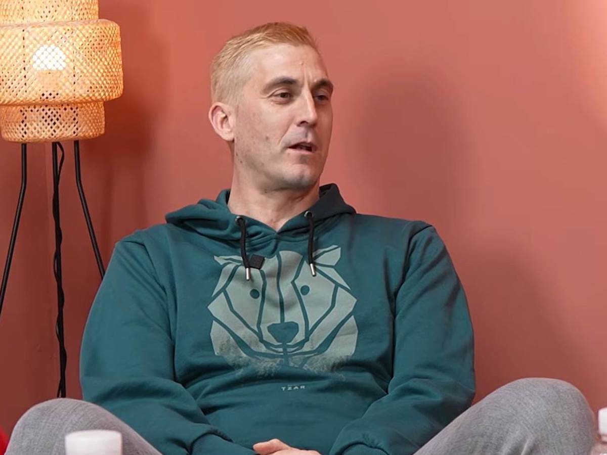 Bojan Janić sa plavom kosom.