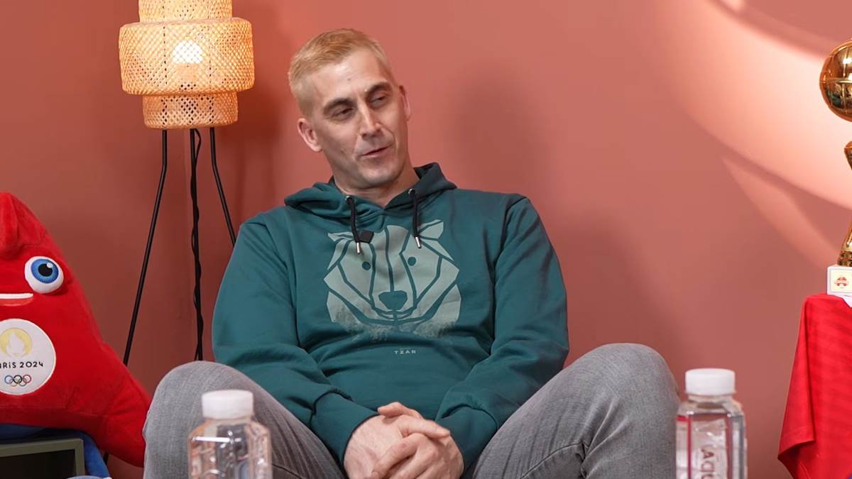 Bojan Janić sa plavom kosom.