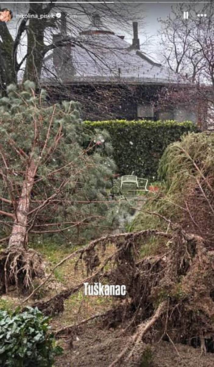 Nikolina Pišek uništen auto (4).jpg