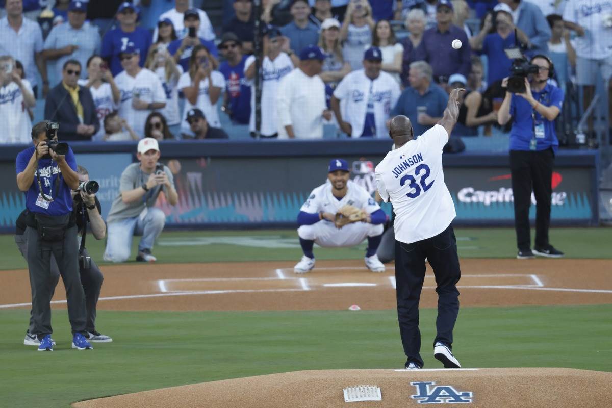 Medžik Džonson baca lopticu na utakmici Dodžersa svog bejzbol tima