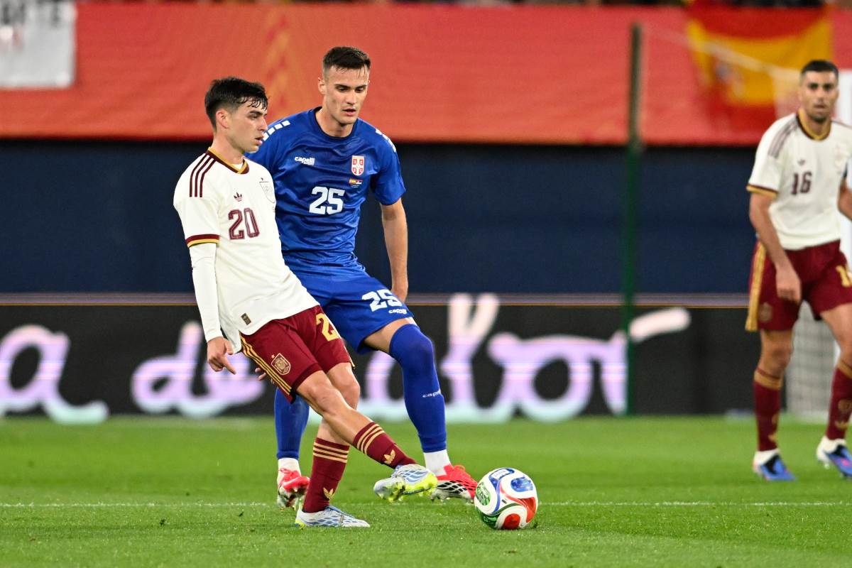 Aleksandar Stanković u duelu sa Pedrijem na Srbija Španija