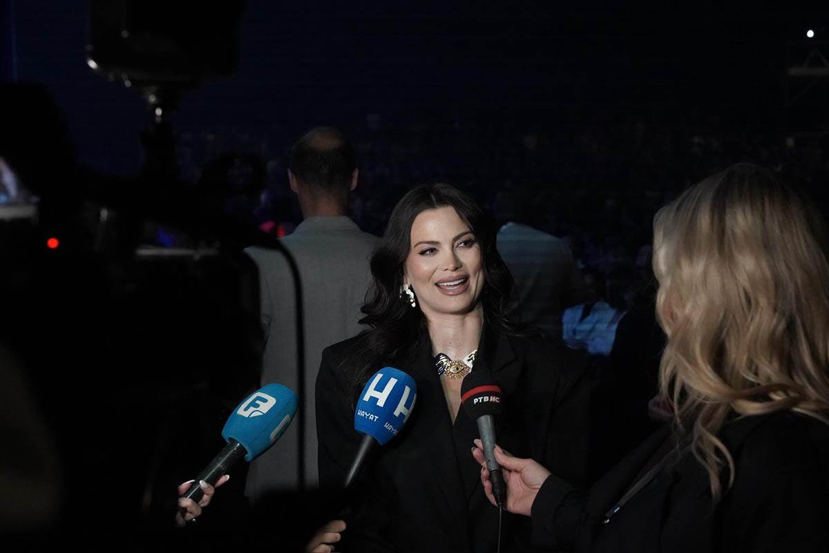 Milica Pavlović na koncertu Zdravka Čolića u Sarajevu (3).jpg