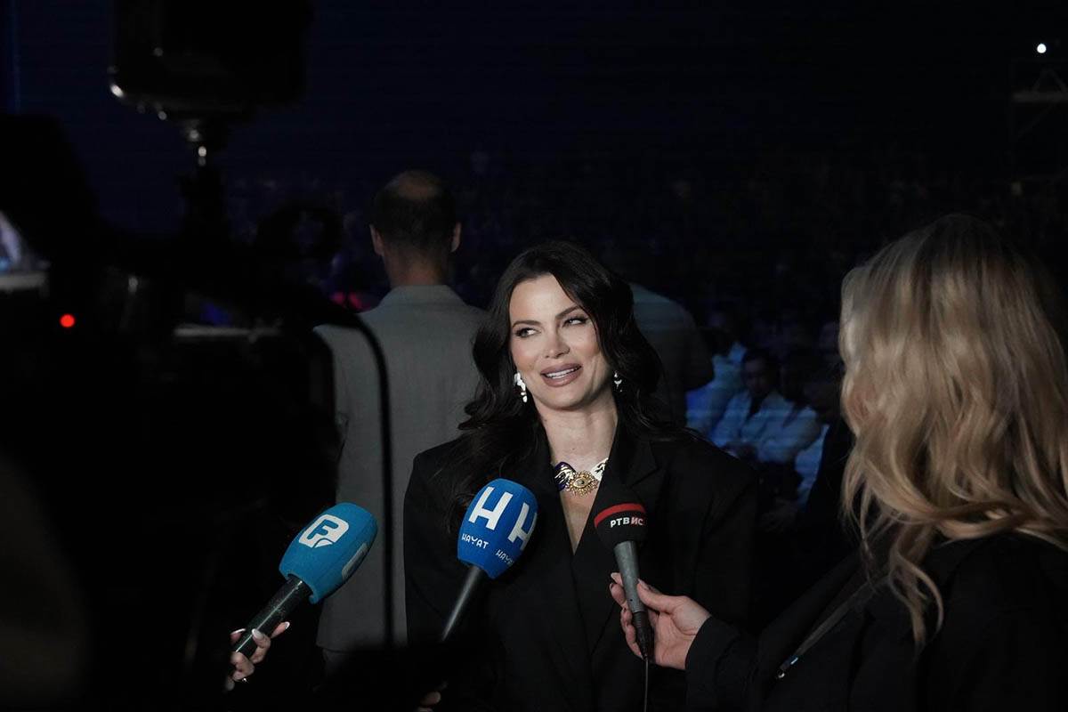 Milica Pavlović na koncertu Zdravka Čolića u Sarajevu (4).jpg