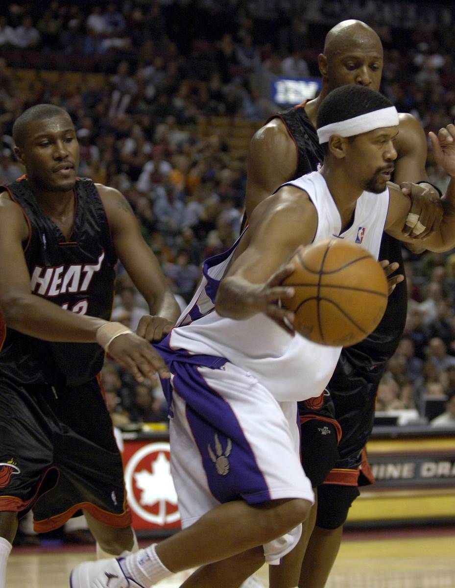 Džejlen Rouz u dresu Toronta u prodoru na utakmici protiv Majamija