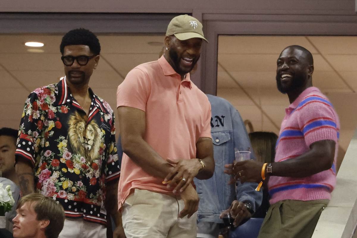 Džejlen Rouz sa Trejsijem Mekgrejdijem i Dvejnom Vejdom u loži na NBA utakmici