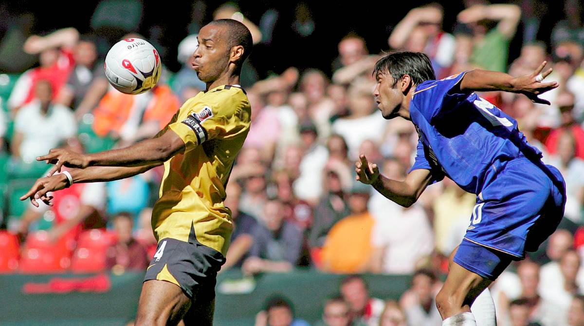 Paulo Fereira u duelu sa Tjerijem Anrijem na derbijzu Arsenal Čelsi