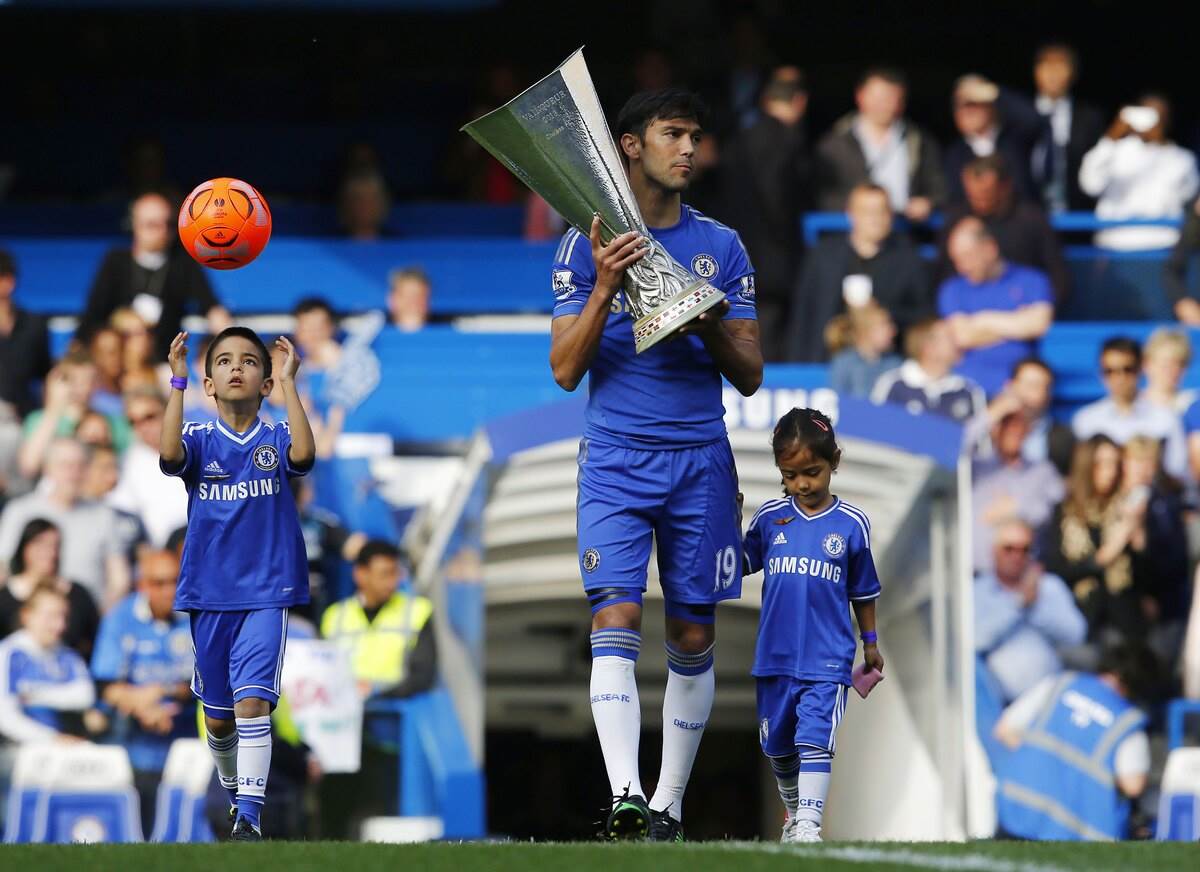 Paulo Fereira nosi trofej Lige Evrope okružen svojom decom