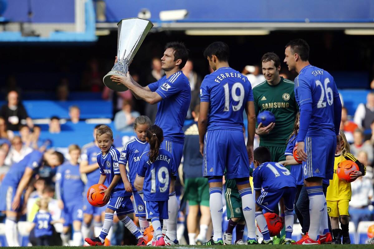 Frenk Lampard diže trofej Lige Evrope kraj Paula Fereire u dresu Čelsija