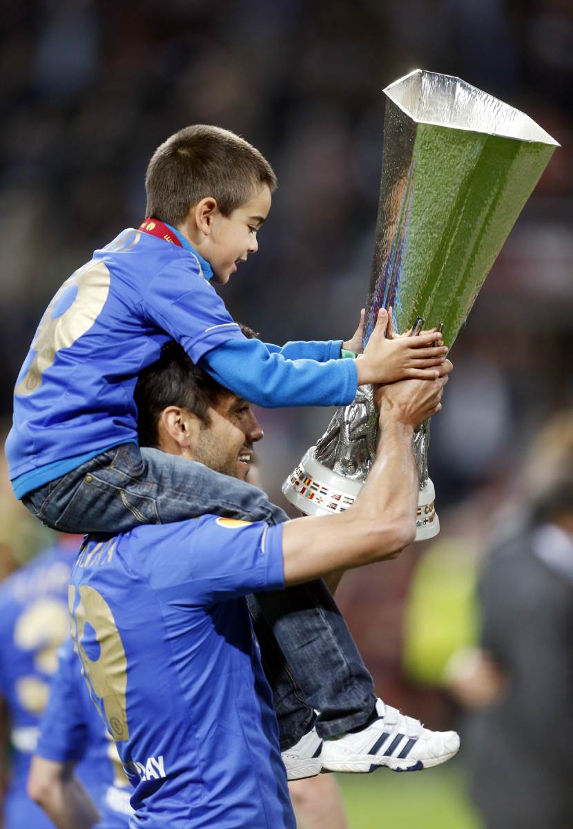 Paulo Fereira slavi osvajanje Lige Evrope i drži trofej sa svojim sinom Diogom