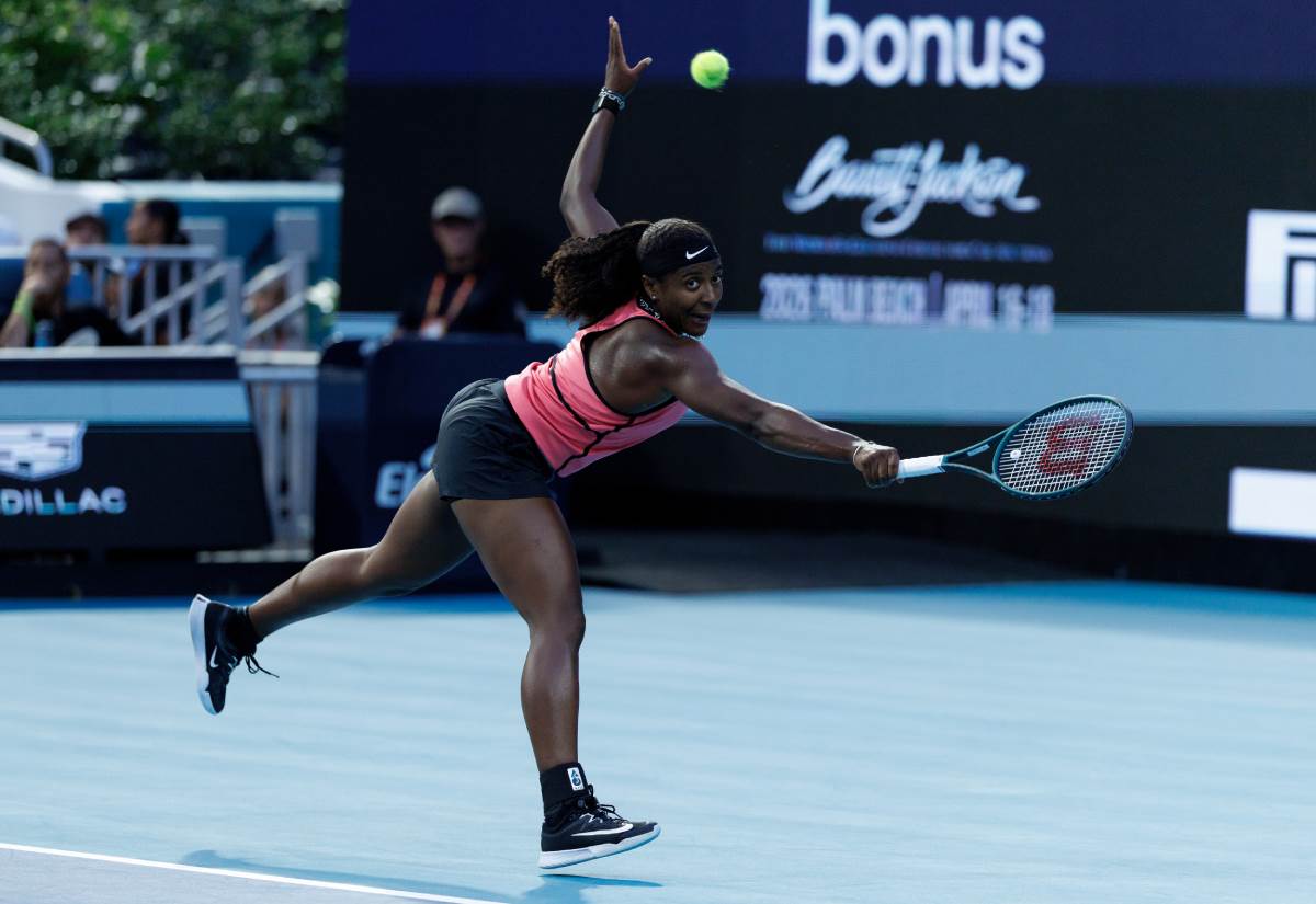 Koko Gof uzvraća servis u finalu Majamija protiv Sabalenke