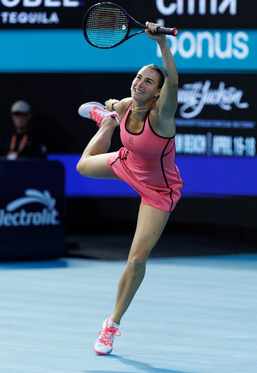 Arina Sabalenka uzvraća udarac u finalu Majamija protiv Koko Gof